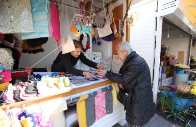 Bayraklıda üretici kadınların stantları yenilendi